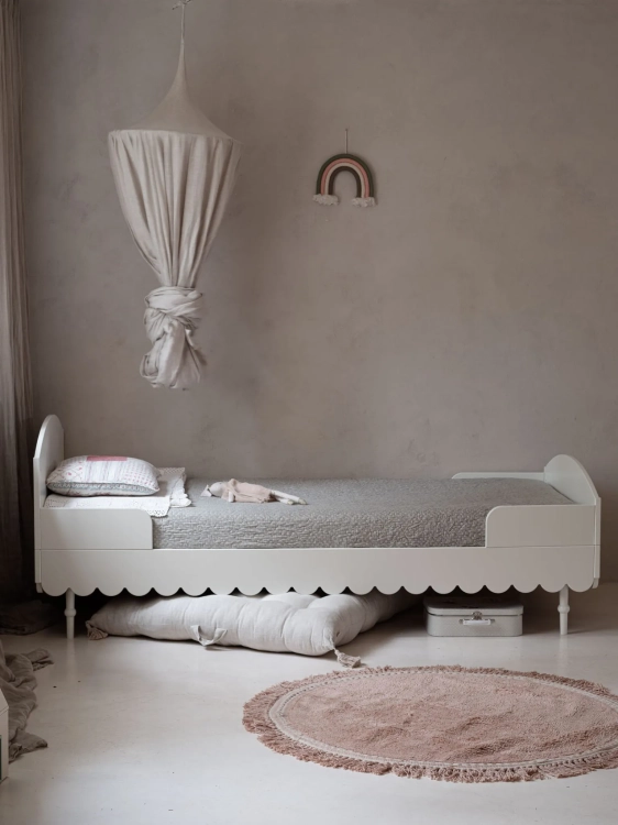 Białe łóżko Babushka 90x200 cm w stylu retro, z drewnianymi nóżkami i solidną konstrukcją. Funkcjonalne i eleganckie łóżko młodzieżowe od Wood Luck Design.