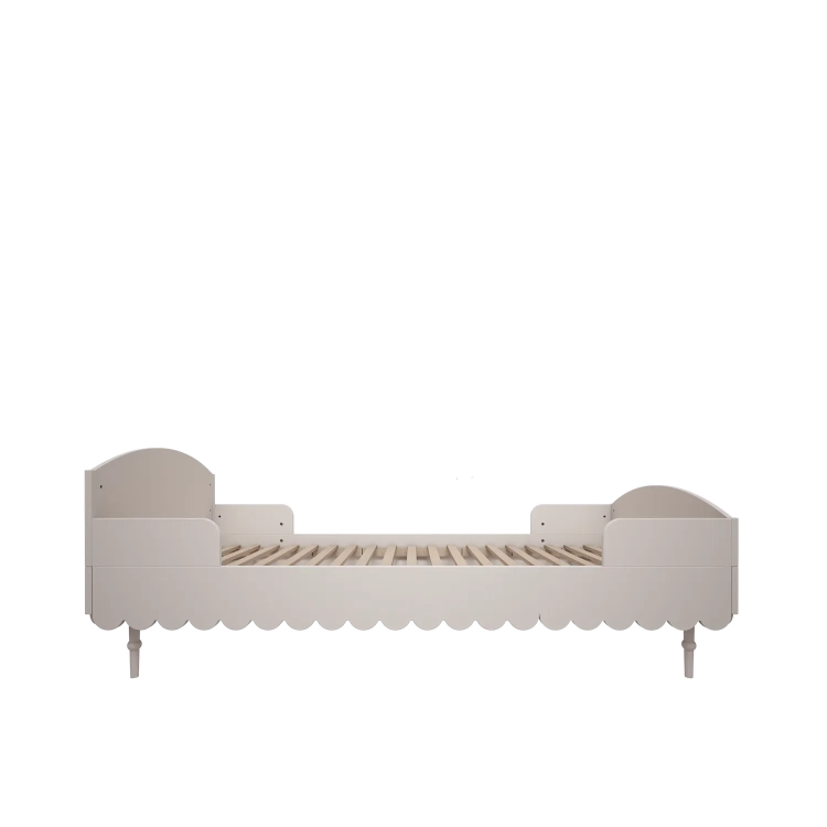Białe łóżko Babushka 90x200 cm w stylu retro, z drewnianymi nóżkami i solidną konstrukcją. Funkcjonalne i eleganckie łóżko młodzieżowe od Wood Luck Design.