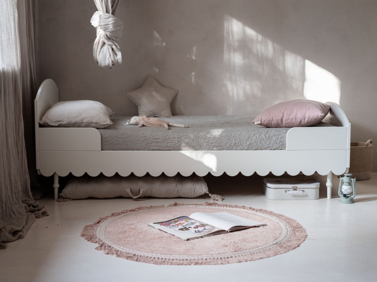Łóżko Babushka białe retro 120x200 cm dla nastolatki, eleganckie i wygodne, pasujące do materaca