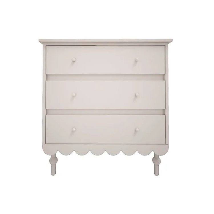 Biała komoda Babushka 3-szufladowa z koronkowym wykończeniem w stylu retro. Pojemne szuflady i opcja przewijaka. Stylowy mebel dziecięcy od Wood Luck Design.