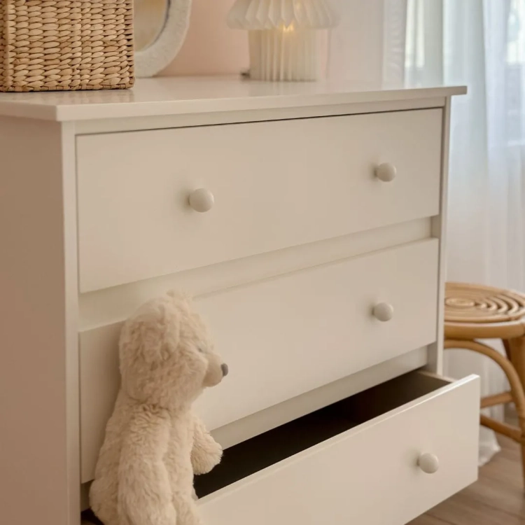 Biała komoda Babushka 3-szufladowa z koronkowym wykończeniem w stylu retro. Pojemne szuflady i opcja przewijaka. Stylowy mebel dziecięcy od Wood Luck Design.