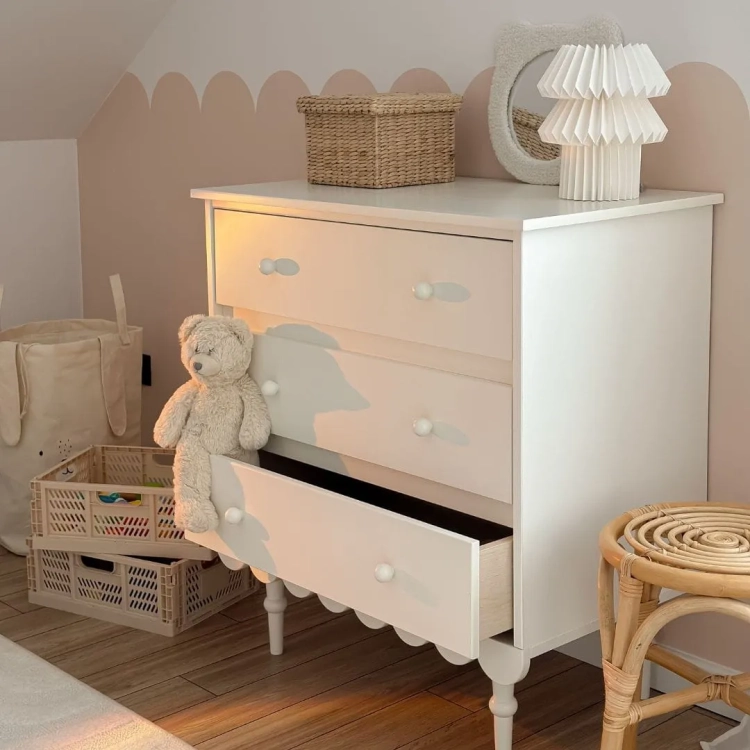 Biała komoda Babushka 3-szufladowa z koronkowym wykończeniem w stylu retro. Pojemne szuflady i opcja przewijaka. Stylowy mebel dziecięcy od Wood Luck Design.