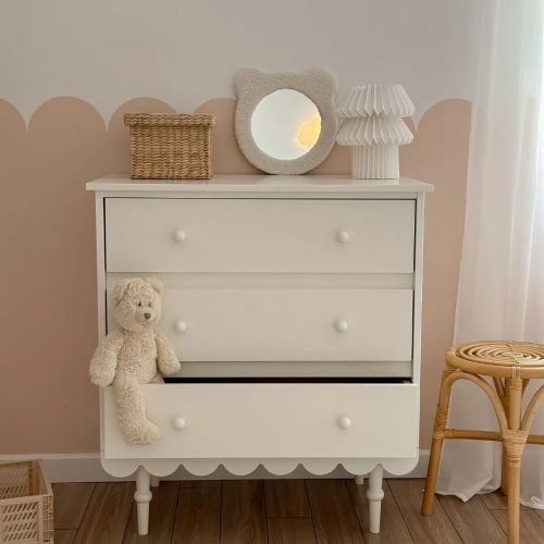 Biała komoda Babushka 3-szufladowa z koronkowym wykończeniem w stylu retro. Pojemne szuflady i opcja przewijaka. Stylowy mebel dziecięcy od Wood Luck Design.