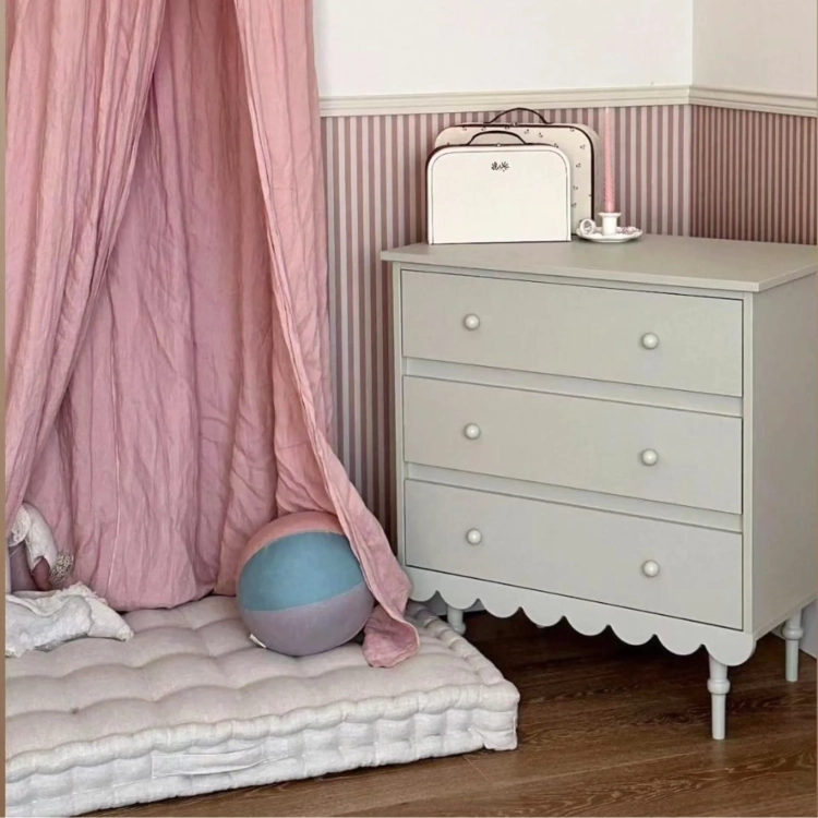 Oliwkowa komoda Babushka 3-szufladowa w stylu retro, z pojemnymi szufladami i możliwością dokupienia przewijaka. Idealna do pokoju dziecka.