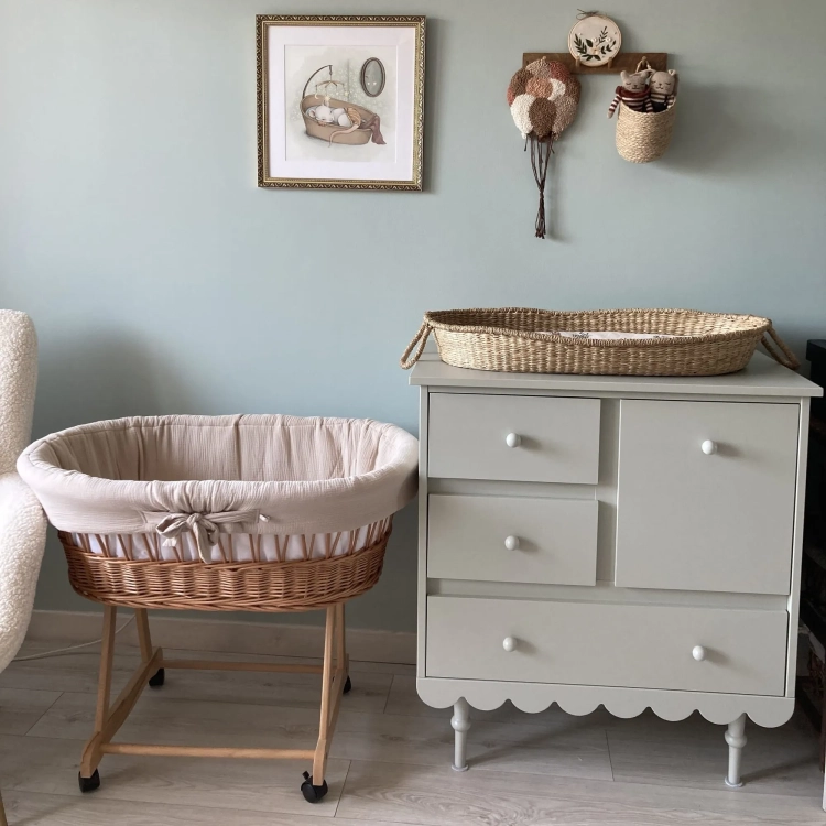 Niska oliwkowa komoda Babushka z szufladami i szafką w stylu retro. Funkcjonalna i bezpieczna komoda dziecięca od Wood Luck Design