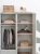 Szafa dwudrzwiowa Babushka oliwkowa w stylu retro, z drążkami, półkami i szufladami. Funkcjonalna i stylowa szafa dziecięca od Wood Luck Design