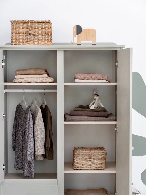 Szafa dwudrzwiowa Babushka oliwkowa w stylu retro, z drążkami, półkami i szufladami. Funkcjonalna i stylowa szafa dziecięca od Wood Luck Design