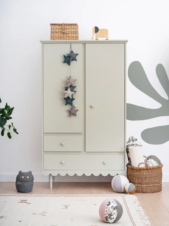 Szafa dwudrzwiowa Babushka oliwkowa w stylu retro, z drążkami, półkami i szufladami. Funkcjonalna i stylowa szafa dziecięca od Wood Luck Design