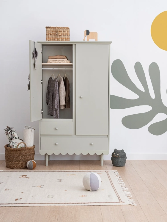 Szafa dwudrzwiowa Babushka oliwkowa w stylu retro, z drążkami, półkami i szufladami. Funkcjonalna i stylowa szafa dziecięca od Wood Luck Design