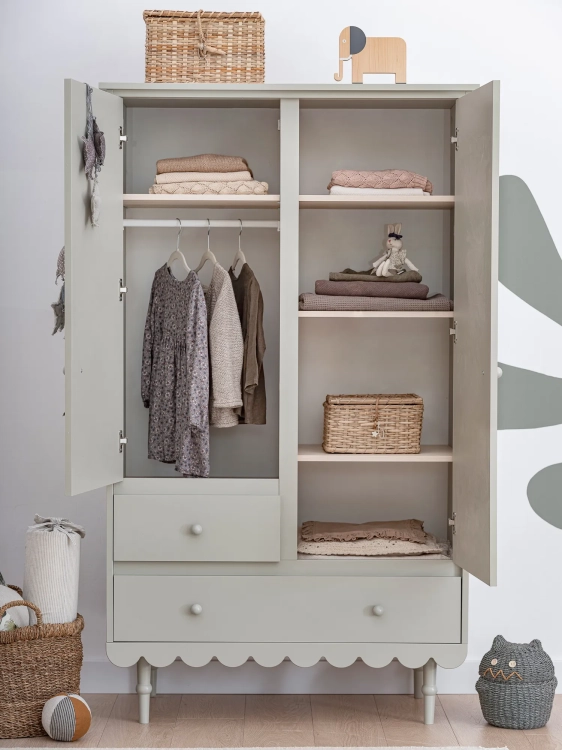 Szafa dwudrzwiowa Babushka oliwkowa w stylu retro, z drążkami, półkami i szufladami. Funkcjonalna i stylowa szafa dziecięca od Wood Luck Design
