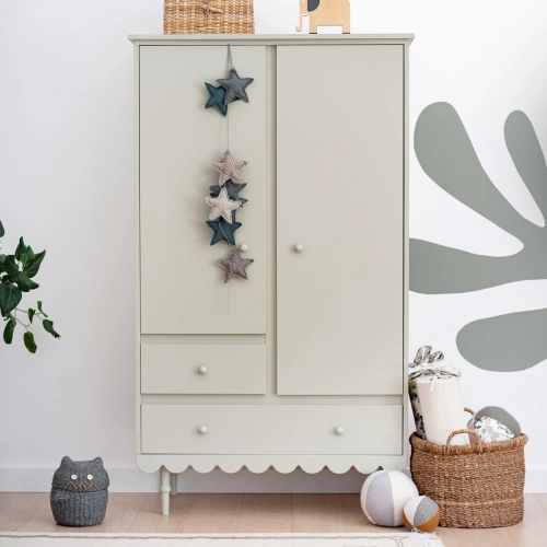 Szafa dwudrzwiowa Babushka oliwkowa w stylu retro, z drążkami, półkami i szufladami. Funkcjonalna i stylowa szafa dziecięca od Wood Luck Design.