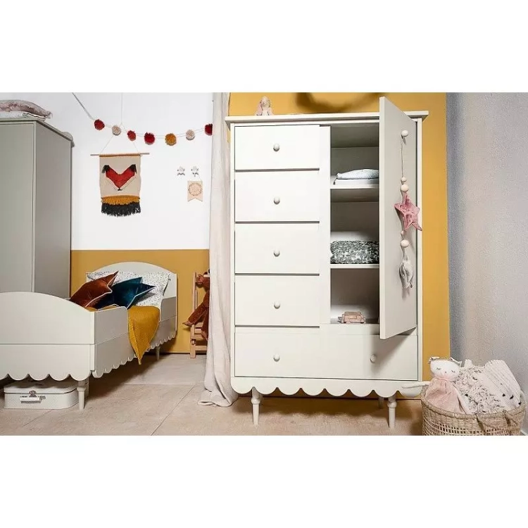 Wysoka oliwkowa komoda Babushka z pięcioma szufladami i szafką z półkami. Stylowy i funkcjonalny mebel dziecięcy w stylu retro.