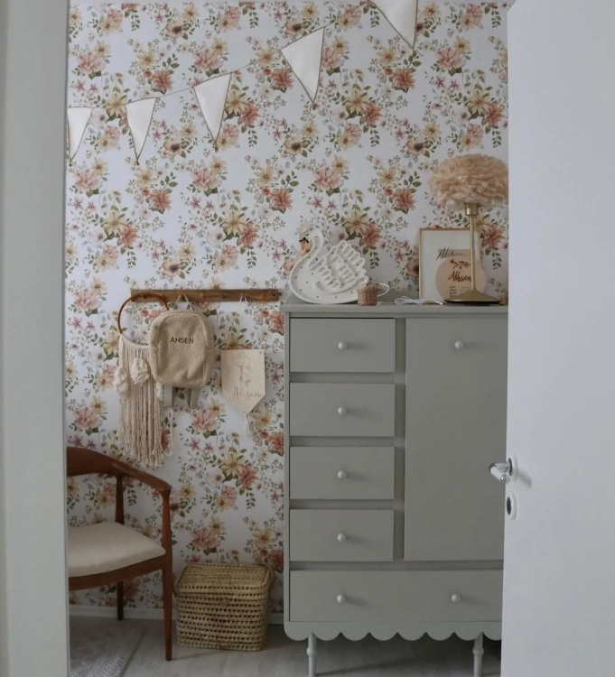 Wysoka oliwkowa komoda Babushka z pięcioma szufladami i szafką z półkami. Stylowy i funkcjonalny mebel dziecięcy w stylu retro.