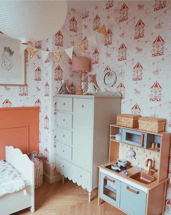 Wysoka oliwkowa komoda Babushka z pięcioma szufladami i szafką z półkami. Stylowy i funkcjonalny mebel dziecięcy w stylu retro.