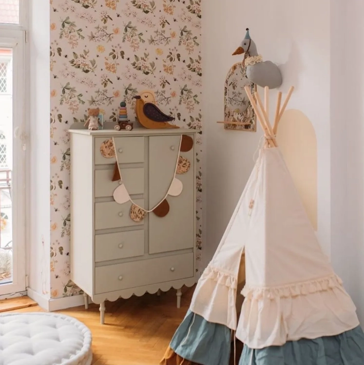 Wysoka oliwkowa komoda Babushka z pięcioma szufladami i szafką z półkami. Stylowy i funkcjonalny mebel dziecięcy w stylu retro.