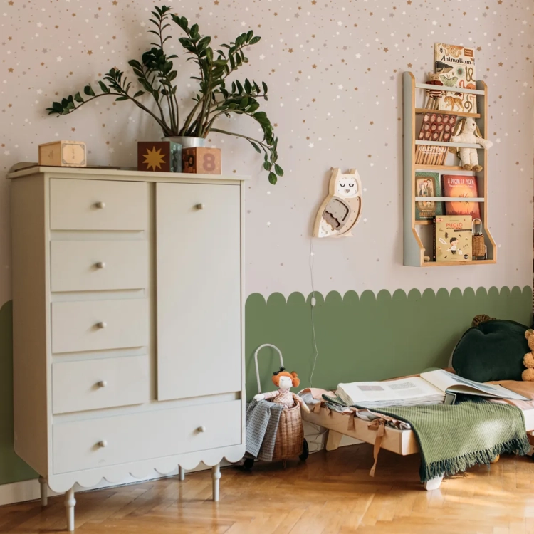 Wysoka oliwkowa komoda Babushka z pięcioma szufladami i szafką z półkami. Stylowy i funkcjonalny mebel dziecięcy w stylu retro.