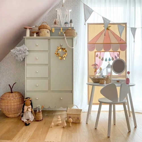 Wysoka oliwkowa komoda Babushka z pięcioma szufladami i szafką z półkami. Stylowy i funkcjonalny mebel dziecięcy w stylu retro.