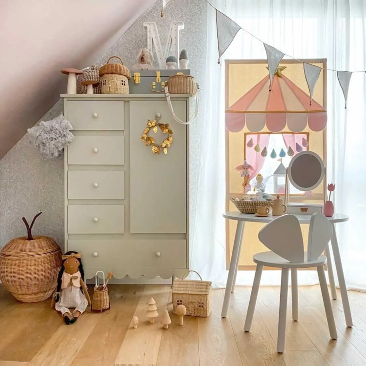Wysoka oliwkowa komoda Babushka z pięcioma szufladami i szafką z półkami. Stylowy i funkcjonalny mebel dziecięcy w stylu retro.