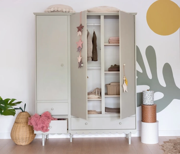 Trzydrzwiowa szafa Babushka oliwkowa w stylu retro, z drążkami, półkami i szufladami. Pojemna i funkcjonalna szafa dziecięca.