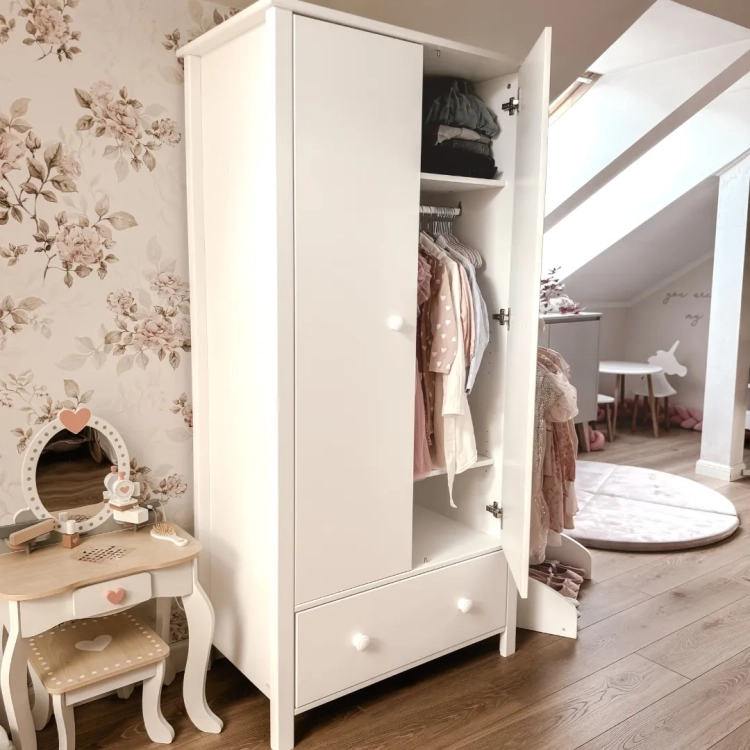 biała szafa do pokoju dziewczynki w stylu vintage