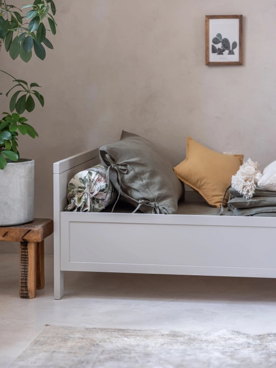 beżowe łóżeczko dziecięce 70x140 cm z funkcją przekształcenia w tapczanik.