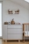komoda beżowa kaszmirowa dla dziecka z półkami na książki
