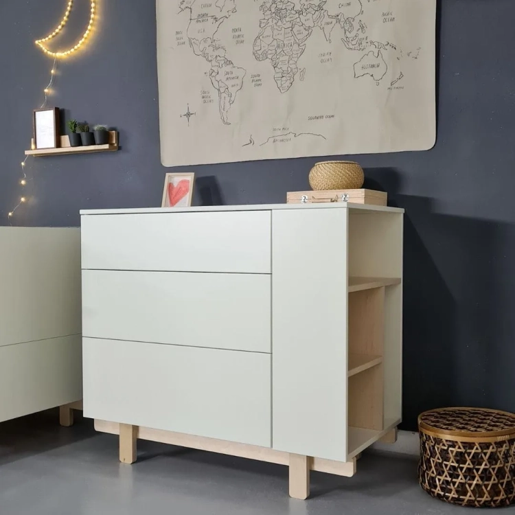 Biała komoda basic z bocznym regałem Wood Luck Design