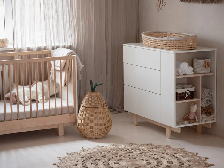 Biała komoda basic z bocznym regałem Wood Luck Design