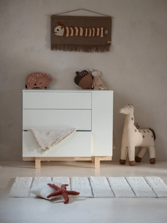 Biała komoda basic z bocznym regałem Wood Luck Design