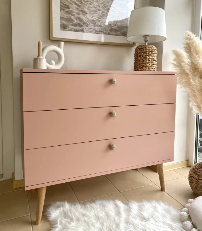 komoda pudrowy róż Powder Harmony, różowa komoda w stylu boho, komoda skandynawska z drewnianymi nóżkami, komoda z cichym domykiem, stylowa komoda dla dziewczynki