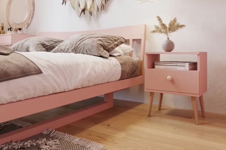 szafka nocna Powder Harmony, stolik nocny boho z sznurkowym uchwytem, szafka z drewnianymi nóżkami, szafka w stylu boho róż naturalny, szafka z szufladą i półką