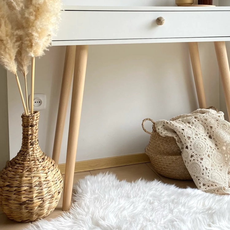 mini biurko Powder Harmony róż naturalny, konsola boho z szufladą, kompaktowe biurko na drewnianych nóżkach, toaletka w stylu boho, stolik z cichym domykiem