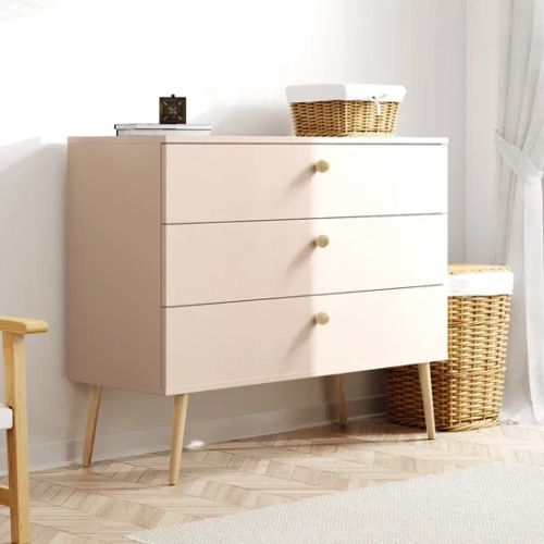 komoda Beige Harmony, komoda w stylu boho, komoda skandynawska z drewnianymi nóżkami, komoda z cichym domykiem, stylowa komoda w odcieniu cappuccino