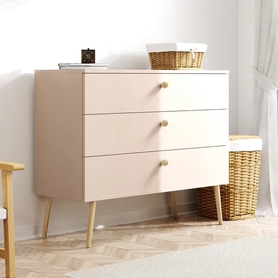 komoda Beige Harmony, komoda w stylu boho, komoda skandynawska z drewnianymi nóżkami, komoda z cichym domykiem, stylowa komoda w odcieniu cappuccino