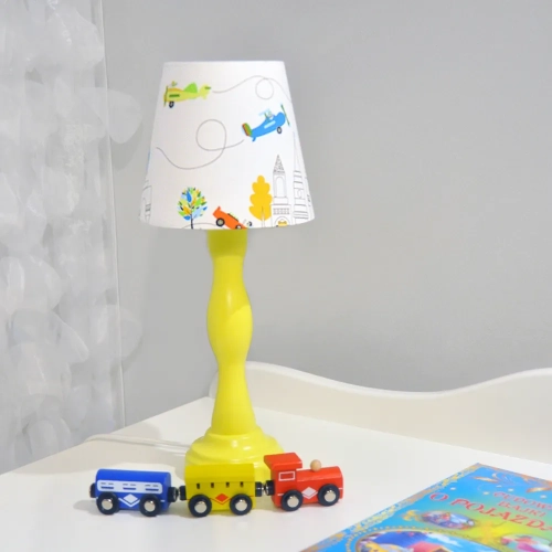 lampka nocna Sky&Road, lampka dla chłopca z motywem samochodów i samolotów, lampka na drewnianej podstawie, lampka dziecięca z kolorowym abażurem, lampka nocna w stylu motoryzacyjnym