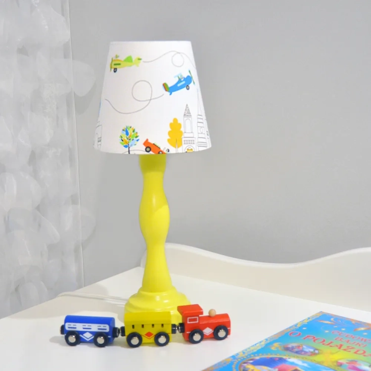 lampka nocna Sky&Road, lampka dla chłopca z motywem samochodów i samolotów, lampka na drewnianej podstawie, lampka dziecięca z kolorowym abażurem, lampka nocna w stylu motoryzacyjnym