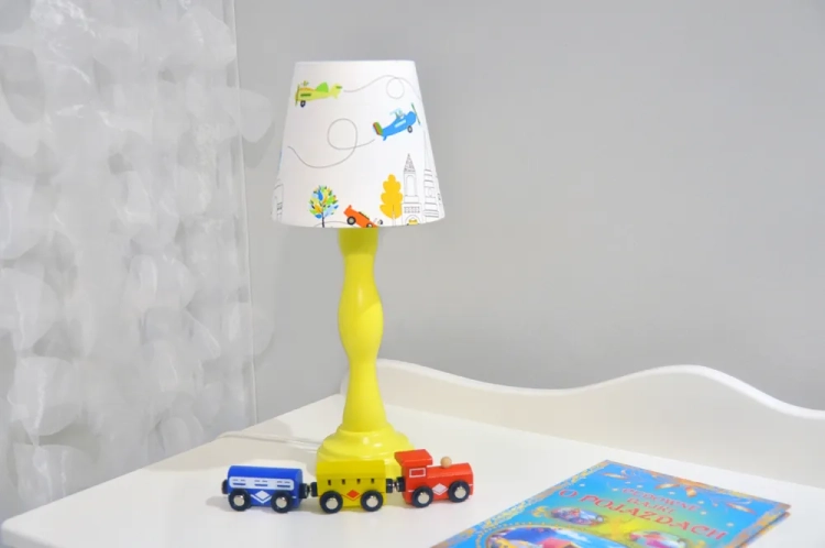 lampka nocna Sky&Road, lampka dla chłopca z motywem samochodów i samolotów, lampka na drewnianej podstawie, lampka dziecięca z kolorowym abażurem, lampka nocna w stylu motoryzacyjnym