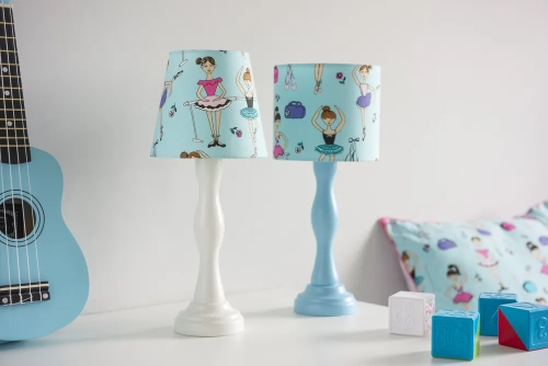 lampka nocna Doll Dancer miętowa, lampka z tancerkami dla dziewczynki, pastelowa lampka nocna, lampka baletnica miętowa, lampka z drewnianą podstawą