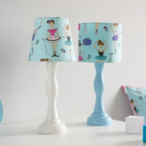 lampka nocna Doll Dancer miętowa, lampka z tancerkami dla dziewczynki, pastelowa lampka nocna, lampka baletnica miętowa, lampka z drewnianą podstawą