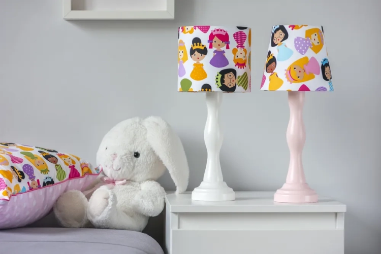 lampka nocna "Princess Dreams" dla dziewczynki, pastelowa lampka z księżniczkami, lampka na komodę z motywem księżniczek, lampa dziecięca z drewnianą podstawą, abażur z księżniczkami