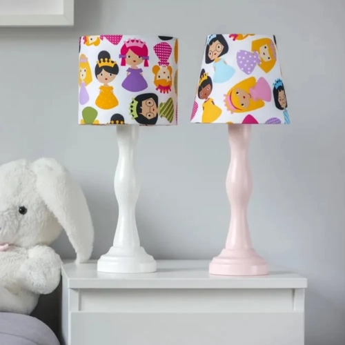 lampka nocna "Princess Dreams" dla dziewczynki, pastelowa lampka z księżniczkami, lampka na komodę z motywem księżniczek, lampa dziecięca z drewnianą podstawą, abażur z księżniczkami