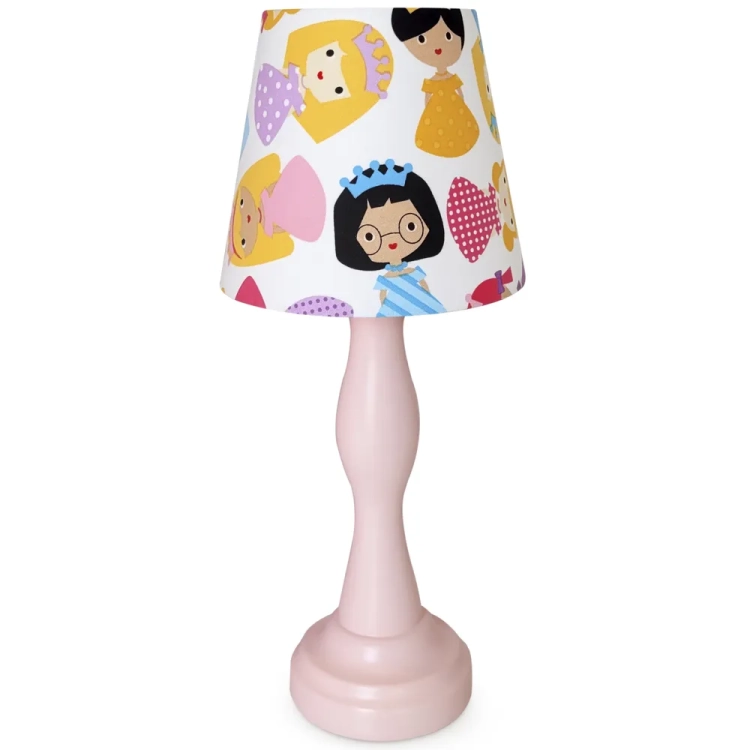 lampka nocna "Princess Dreams" dla dziewczynki, pastelowa lampka z księżniczkami, lampka na komodę z motywem księżniczek, lampa dziecięca z drewnianą podstawą, abażur z księżniczkami