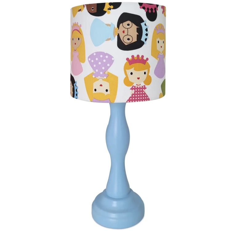 lampka nocna "Princess Dreams" dla dziewczynki, pastelowa lampka z księżniczkami, lampka na komodę z motywem księżniczek, lampa dziecięca z drewnianą podstawą, abażur z księżniczkami