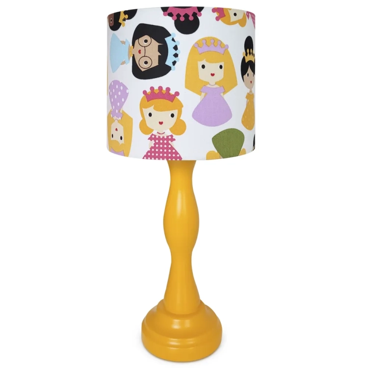 lampka nocna "Princess Dreams" dla dziewczynki, pastelowa lampka z księżniczkami, lampka na komodę z motywem księżniczek, lampa dziecięca z drewnianą podstawą, abażur z księżniczkami