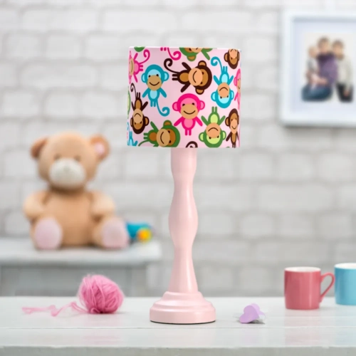 Lampka nocna Happy Monkeys Pink z różową podstawą i kolorowym abażurem w małpki, idealna do pokoju dziewczynki, dekoracyjna i funkcjonalna.