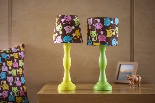 brązowa lampka nocna dla dzieci w kolorowe kotki