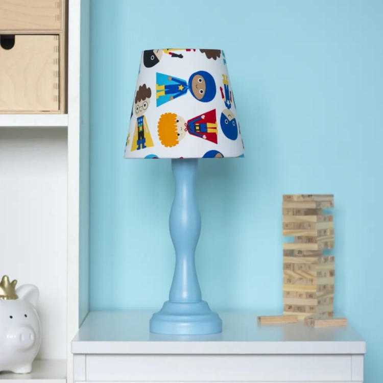 Lampka nocna Superhero Dreams z abażurem w superbohaterów, niebieska podstawa, dekoracja pokoju chłopca