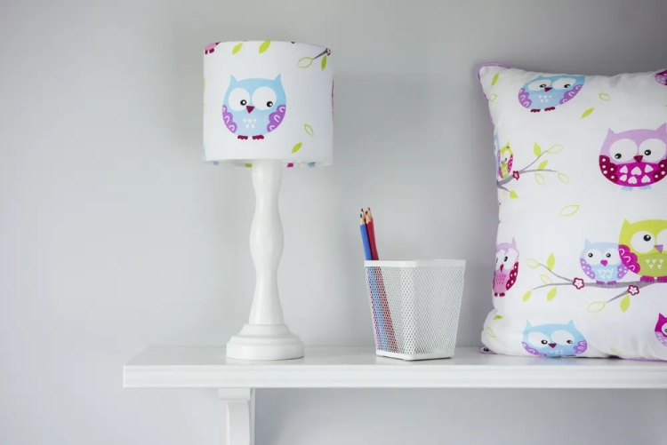 lampka nocna Wise Owl, lampka dziecięca z sowami, lampka z abażurem w błękitne sówki, lampka z drewnianą podstawą, lampka nocna do pokoju dziecka
