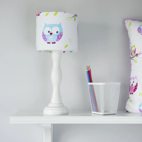 lampka nocna Wise Owl, lampka dziecięca z sowami, lampka z abażurem w błękitne sówki, lampka z drewnianą podstawą, lampka nocna do pokoju dziecka