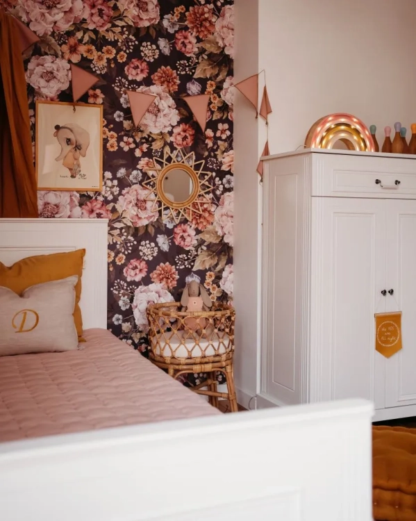 Wysoka komoda Ines Elegant White w stylu angielskim, z frezowanymi uchwytami, w kolorze złamanej bieli.